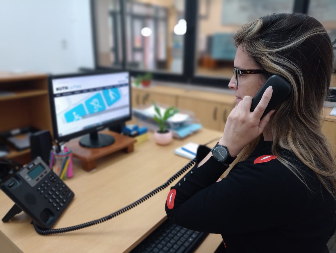 Persona hablando por teléfono