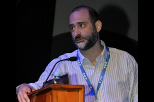 Foto del Ing. hablando al público