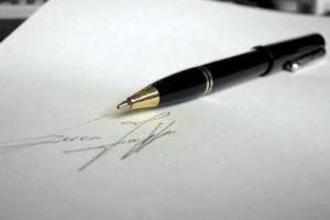 lapicera pluma sobre papel