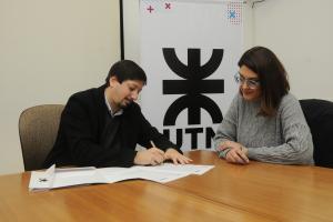 Natasa Loizou, Directora Ejecutiva de la Agencia Nacional de Materiales Controlados (ANMaC) para la firma de un convenio junto a Luis Ricci, decano de la UTN La Plata