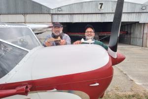 Macchi MB 308, dos personas junto a una avioneta Martín Baleztena es Ingeniero Electrónico