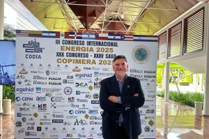 Ing. José Luis Maccarone de pie frente a un panel de patrocinadores