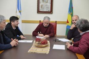 intendente de la ciudad de Chascomús Javier Gastón firmando el convenio