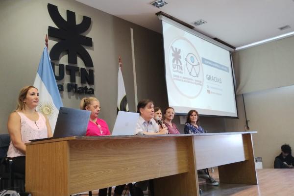 CAOPID exponiendo al público presente.