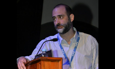 Foto del Ing. hablando al público