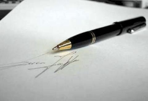 lapicera pluma sobre papel