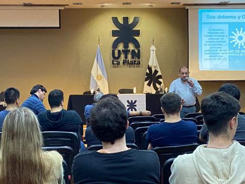 disertante en el salón de Actos