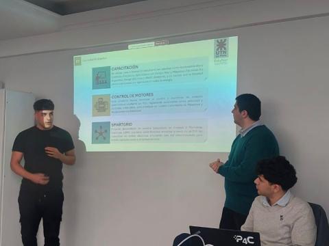 imagen de dos personas exponiendo una presentacion