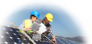 Dos trabajadores con paneles solares