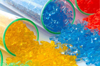 particulas plasticas amarilla, azul y roja