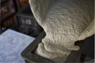 balde vertiendo hormigón fresco