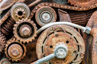 engranajes y cadenas oxidadas