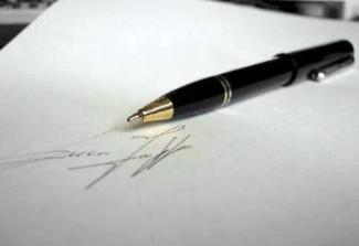 lapicera pluma sobre papel