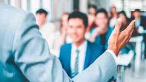 Docente hablandole a estudiantes