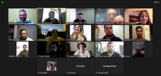 Captura de pantalla de una reunión virtual por videollamada con múltiples participantes, organizada en formato de cuadrícula. La reunión parece realizada a través de Zoom.