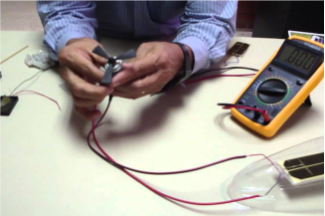 persona midiendo con tester