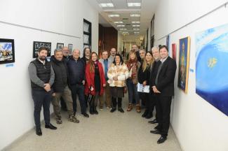 foto de la muestra colectiva “Soberanía y Malvinas”, con los artistas, autoridades y organizadores
