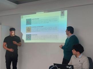 imagen de dos personas exponiendo una presentacion