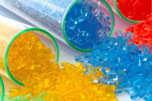 particulas plasticas amarilla, azul y roja